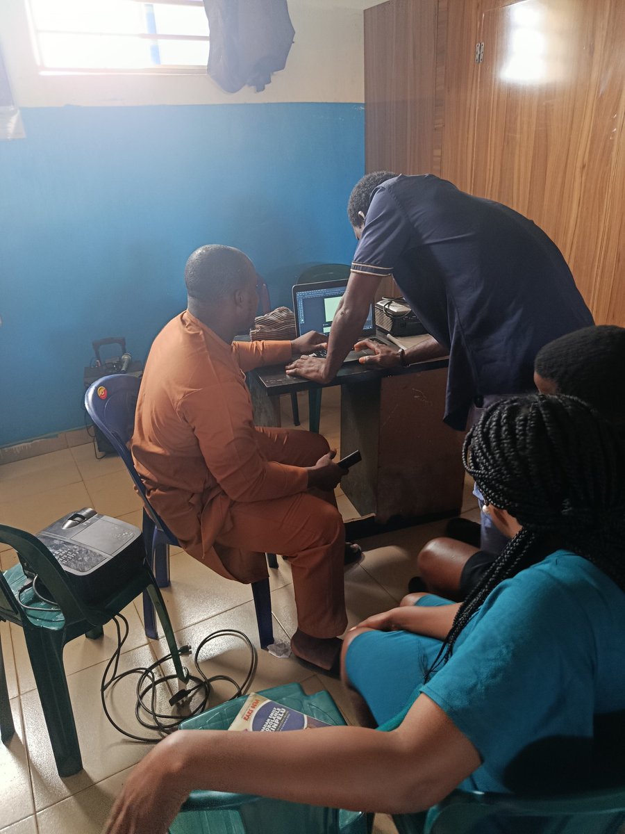 Today's day 3 of the Skill4Youth 3.0 Free digital skills. 

We had <a href="/LawalAdeniyii/">THE PUMPING OF KWARA 🚀</a> come take us through photoshop in the graphics deisgn aspect and it was a beautiful learning experience for everyone.

We look forward to all the beautiful designs our trainees will create.

Thank