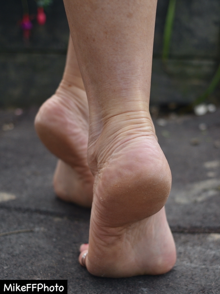 Walking barefoot in the garden.....

#SEXYMATURE #MEATYSOLES #MATUREMODEL #footfetish #barefoot #barefeet #baresoles #maturefeet 

model: <a href="/Kylie_Britain/">Kylie Britain</a>
