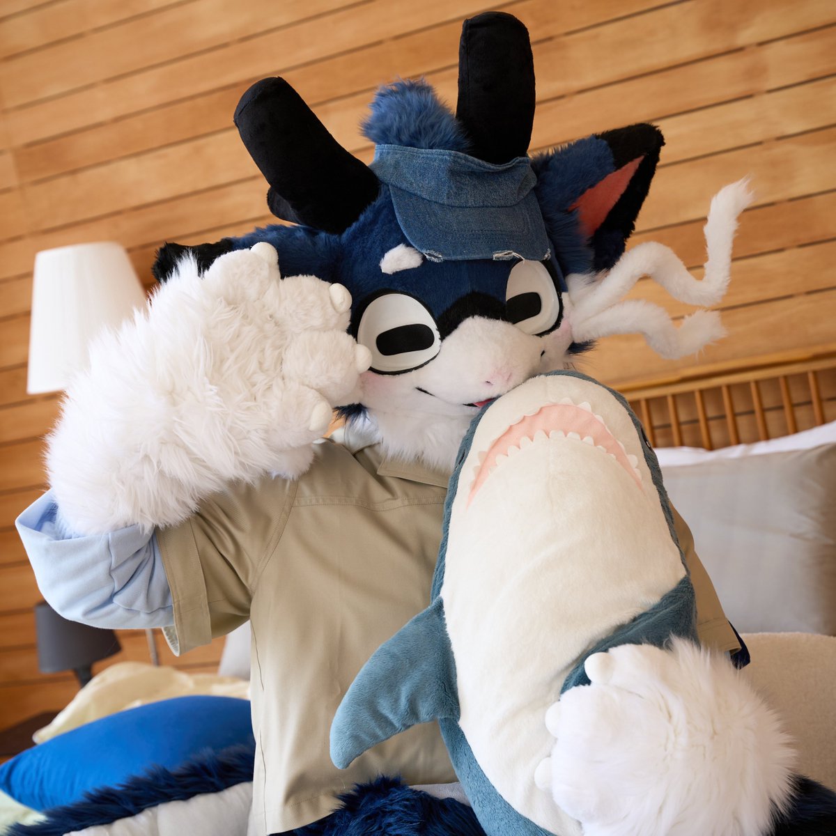 sh_in_nyong's tweet image. I got a shark friend🦈 from @Kkami_Tiger  's bed🐯🛏️!
#BASTTIE #첫걸음 #FirstStep #ShinNyong #FursuitFriday