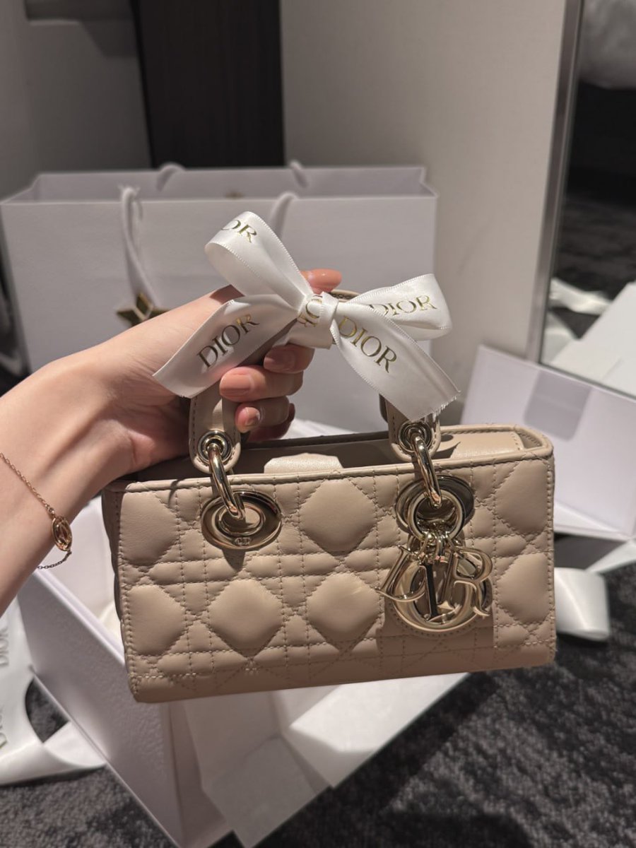 anongeohj's tweet image. If it’s not Dior, I don’t want it 😜👜