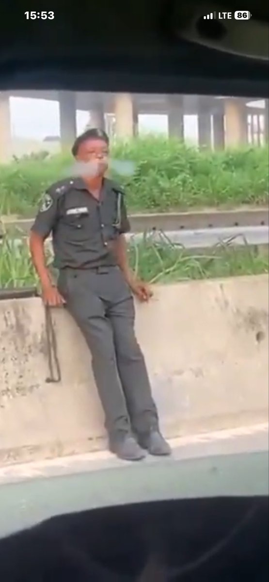 See wetin police officer de do 💔😭