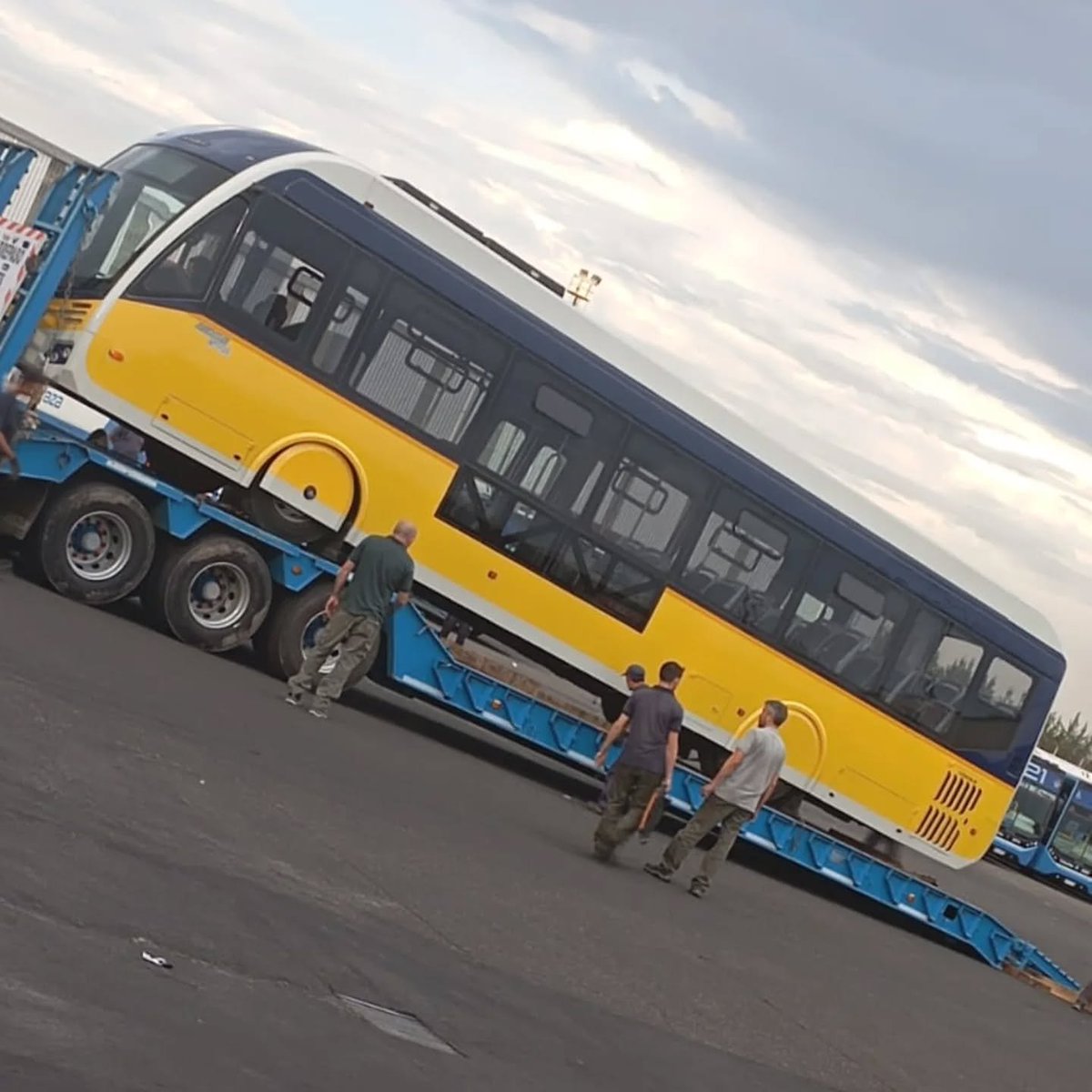 CiudadDeBondis's tweet image. [EXCLUSIVO @CiudadDeBondis]
ADELANTO #Trambus

🚎Hasta ahora, solo esta construido el 1° #Todobus #MT17e, que ayer se lo vio en un trailer. Fue a la planta de #Agrale en Mercedes.
🧾Confirmado: las prueba-piloto serán sobre la traza del ramal C de la #Linea34: Liniers-Aeroparque