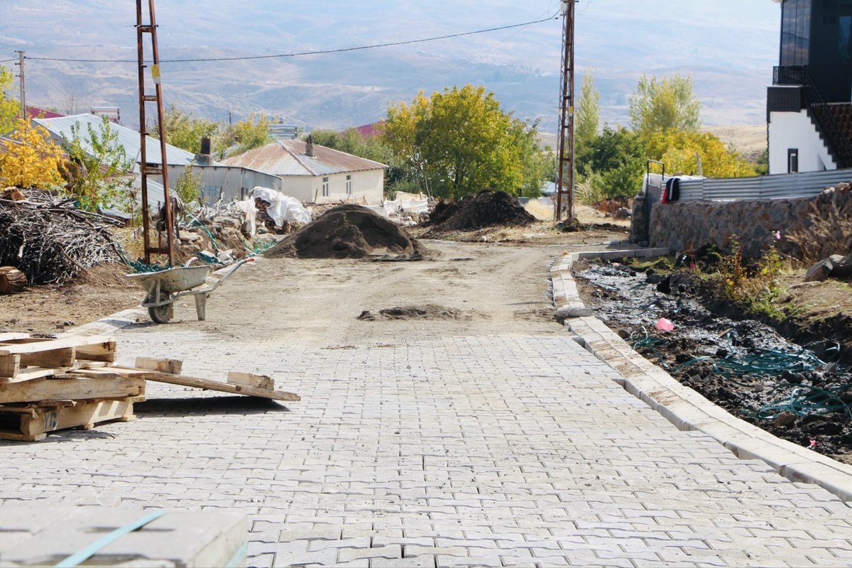 Bahçe Köyümüzün kilit parke yol yapım çalışmalarını Bingöl Belediyemizle birlikte sürdürüyoruz.
Daha konforlu ve güvenli köy yolları için el birliğiyle çalışıyoruz.
Desteklerinden dolayı Başkanımız Sayın Erdal ARIKAN’a teşekkürler. 🤝 #Hizmet