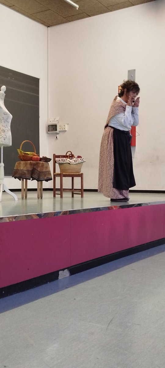 🍂🌰✨ La Castanyera també ha visitat el cicle Pas a Pas, omplint les aules d’alegria, cançons i olor de tardor!
Moments  per gaudir, compartir i viure la tradició! 👵🎶🍁