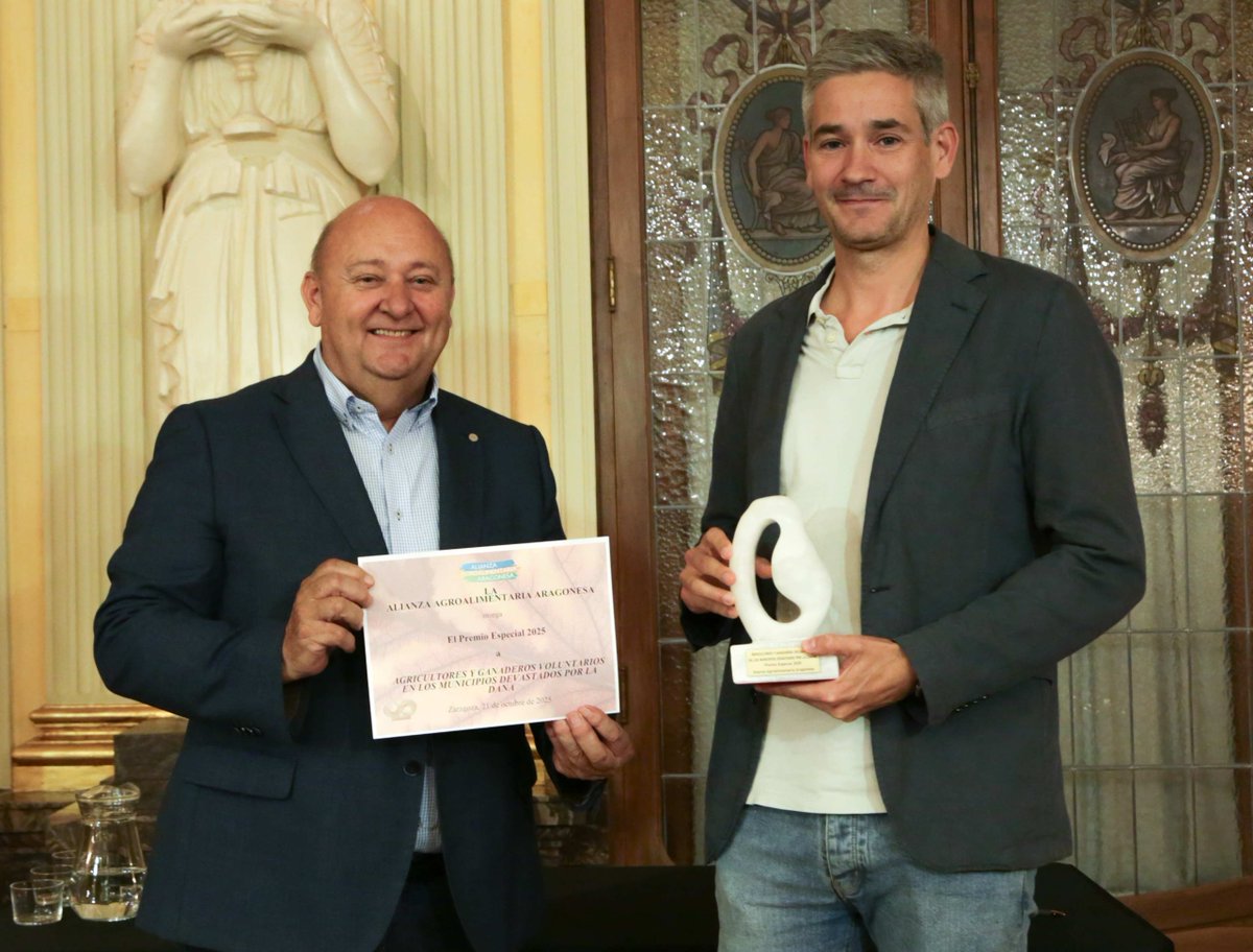 112Aragon's tweet image. 🚜🏆 La Alianza Agroalimentaria Aragonesa ha reconocido con el Premio Especial 2025 la labor de los #agricultores y #ganaderos voluntarios que participaron, coordinados por el @112Aragon, en las labores de limpieza y desescombro en #Catarroja (Valencia) tras la #DANA de octubre