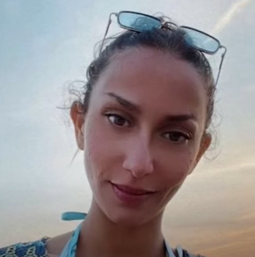 Dahbia Benkired va toujours plus loin dans l’horreur durant son procès sur le meurtre de Lola.

Dahbia affirme avoir jouit après avoir tiré les cheveux de Lola, l'avoir mise à genoux, lui avoir baissé le pantalon et la culotte, puis placé la tête de Lola entre ses cuisses en lui