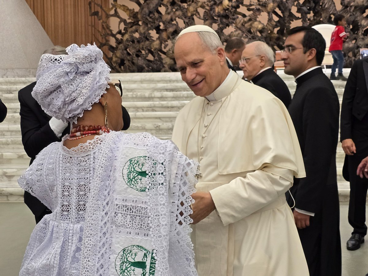 vaticanIHD_ES's tweet photo. 🤝 “La Iglesia debe estar con ustedes: una Iglesia pobre para los pobres, una Iglesia que se inclina, una Iglesia que asume riesgos, una Iglesia valiente, profética y alegre.” #PapaLeónXIV @enmovpop

https://t.co/q6zhHv1vKC https://t.co/LRg2KcU2qL