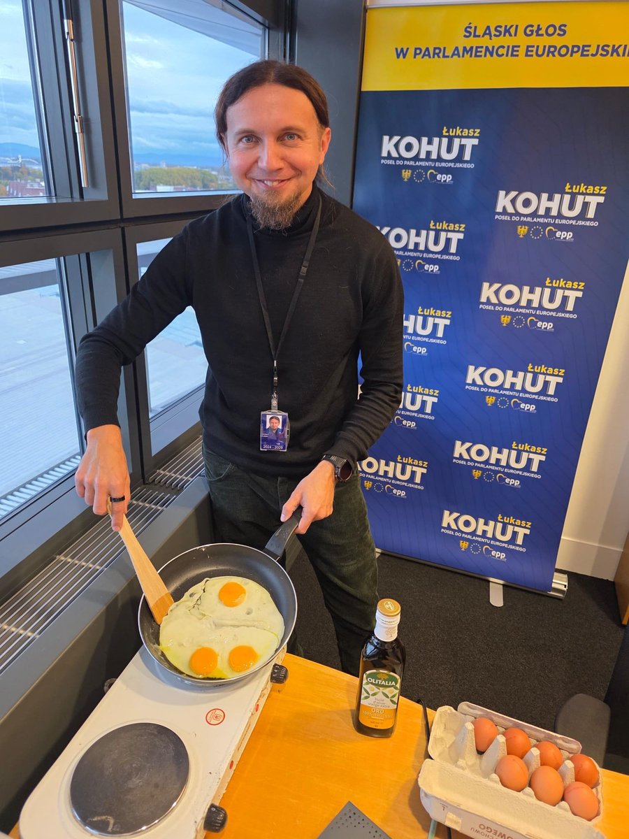 LukaszKohut's tweet photo. Kulisy Parlamentu Europejskiego🇪🇺

Nie lubię ciężkiej francuskiej kuchni i całego tego elitarnego blichtru.

🟨🟦Beztuż smażonka ze ślōnskich jajec se sam rychtuja na wieczerzo.  Pozdrawiom Wos piyknie ze Strasburga❗️

#KOHUTwPE 🇪🇺
#językśląski #slonskogodka https://t.co/RtPNJxkgfI