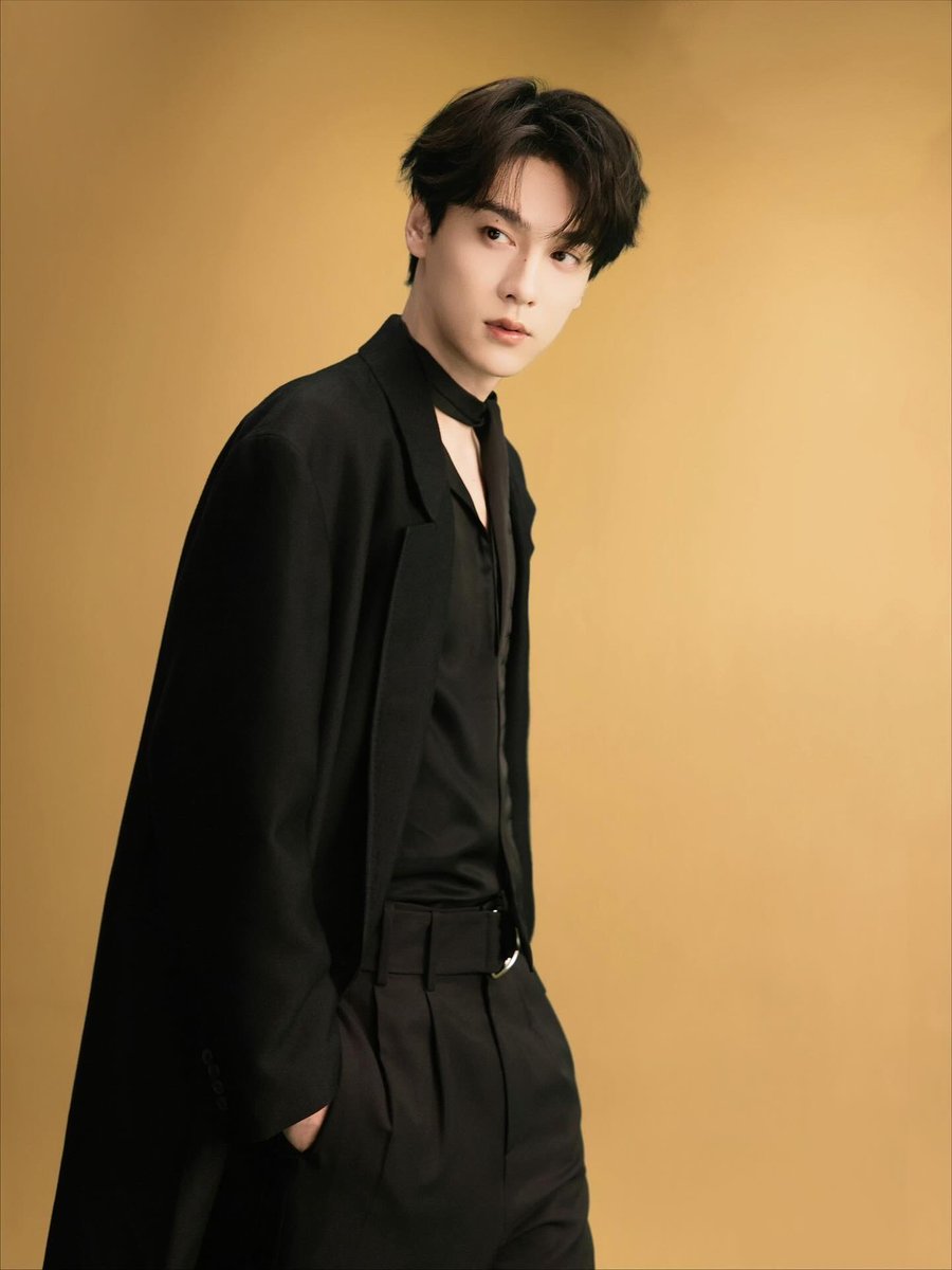 SweetCorns0714's tweet photo. BTS alert! ✨
Can’t believe someone this iconic is our TIAN XUNING
Who’s drooling already? 😍
Show your fave in the comments 💫
From Hearttex’s Weibo 10/23/2025
#TianXuning #TianZiyu #XuningWithHearttex https://t.co/I7OXFp8OoZ