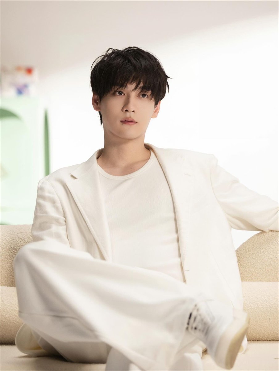 SweetCorns0714's tweet photo. BTS alert! ✨
Can’t believe someone this iconic is our TIAN XUNING
Who’s drooling already? 😍
Show your fave in the comments 💫
From Hearttex’s Weibo 10/23/2025
#TianXuning #TianZiyu #XuningWithHearttex https://t.co/I7OXFp8OoZ