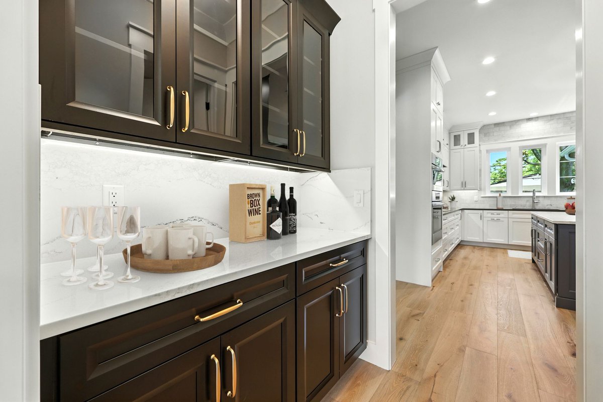We love this beautiful butler's pantry between the kitchen and dining room at DreamDesign®76. Full photo album now available in the Dream Home Gallery on our website. #starrcustom #dreamdesign #dreambuilder #designbuild #custombuildersinjacksonville