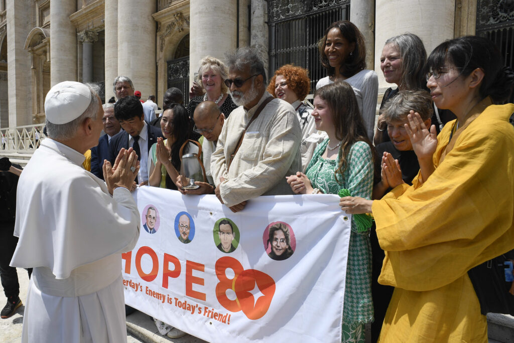 Papa con emigrantes