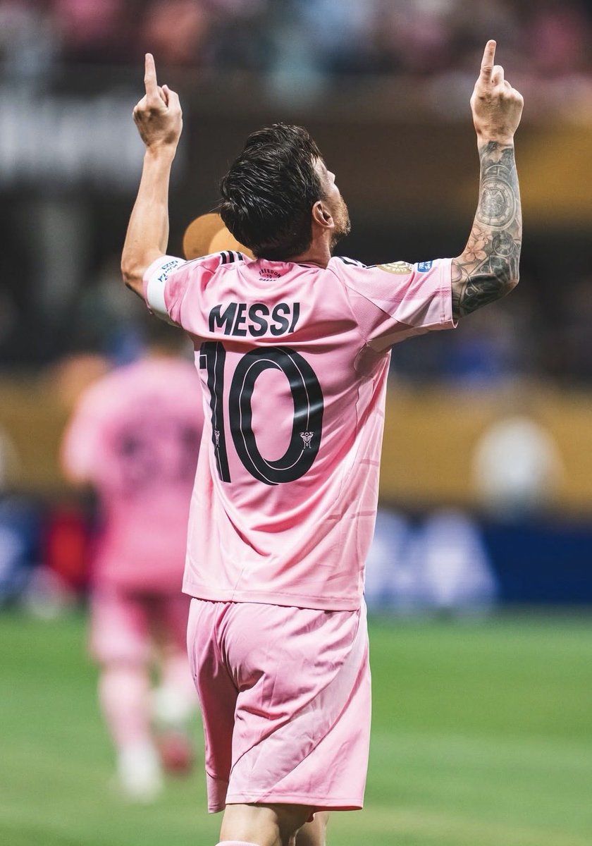 Meus amigos, Lionel Messi também vai correr atrás do milésimo gol. Renovou com o Inter Miami até dezembro 2028...

889 gols e 399 assistências e vem mais por aí. 

Sorte a nossa de ter esse gênio no futebol por mais 3 anos.