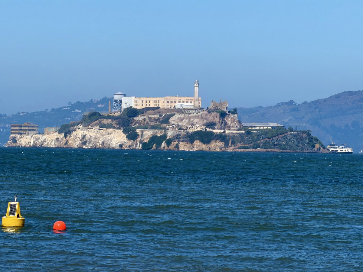 Golden Gate’ten geçtin, Alcatraz’ı gördün, cable car’a bindin…
San Francisco seni biraz üşütür ama kalbini mutlaka ısıtır 🌉