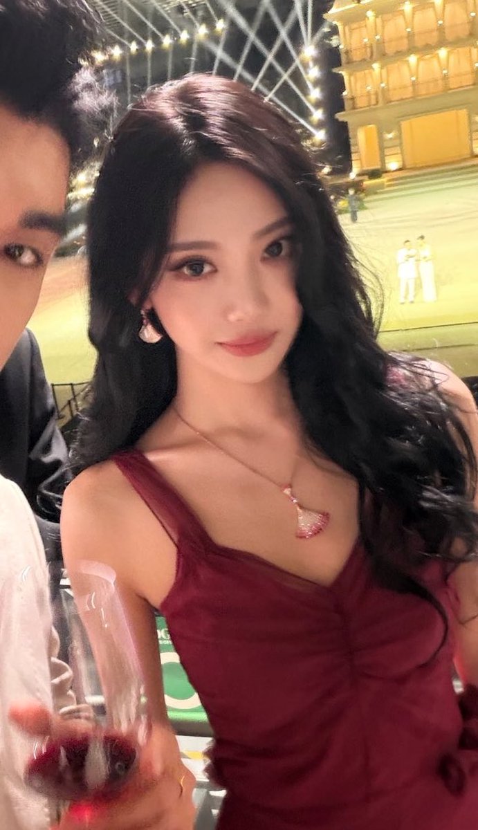 ningshourly's tweet image. OMG NINGNING?!!!
 #NINGNINGxVogueGala