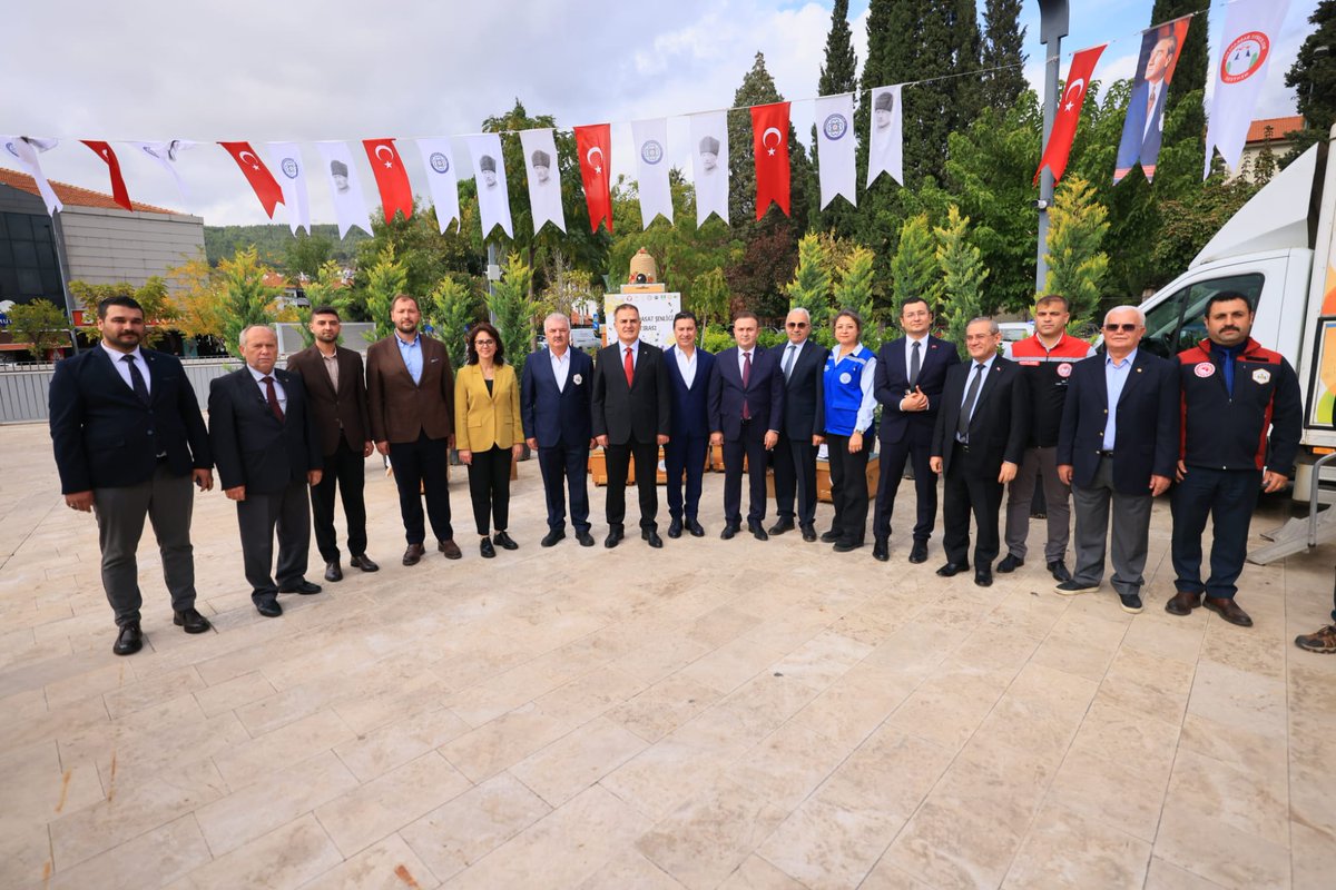 tcmuglavaliligi's tweet photo. Valimiz Sayın Dr. İdris Akbıyık Muğla'nın tadı, Çam Balı temasıyla düzenlenen Birinci Çam Balı hasat şenliğine katıldı.

Yaptığı konuşmada çam balının önemine dikkat çeken Valimiz Sayın Dr. İdris Akbıyık Muğla'da üretimin yeniden 20 bin tonun üzerine çıktığını müjdeledi.

Üreticilerimizin gelirini artırma ve Muğla Çam Balını dünya pazarında tanıtma hedefiyle Muğla Apiterapik Arıcılık Ürünleri İşleme ve AR-GE İnovasyon Merkezi Projesi kapsamında ApiMuğla firmasının kurulduğunu anımsatan Valimiz Sayın Dr. İdris Akbıyık ApiMuğla'nın çok yakında seri üretime başlayacağını ifade etti.

Konuşmaların ardından Valimiz Sayın Dr. İdris Akbıyık protokol üyeleri ile birlikte bal hasadı yaptı oluşturulan stantları ziyaret ederek üreticilerle hasbihal etti.

@idrisakbiyik 
@muglatarim