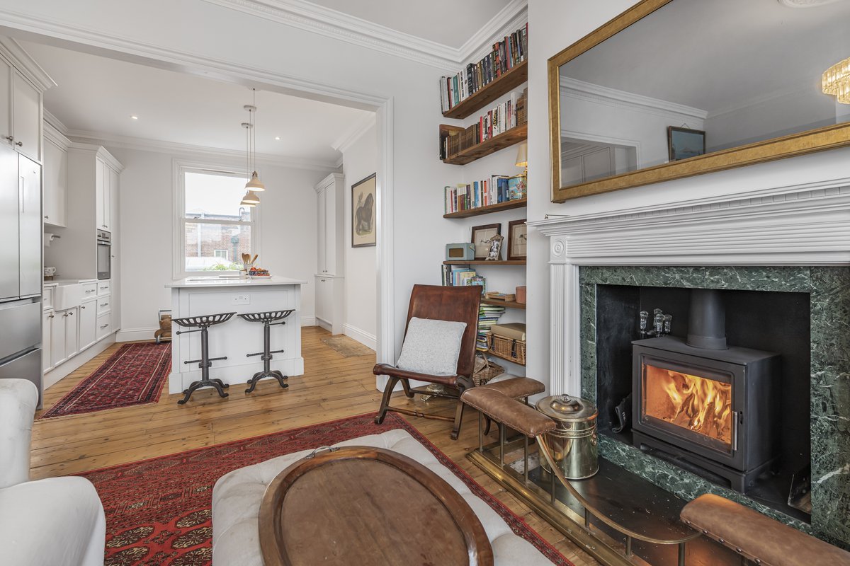 Douglas_Gordon's tweet photo. Elegant and light-filled, this 3-bed maisonette in W12 blends period charm with modern design. 1,560 sq ft over three floors with a bay-windowed reception, marble bathrooms, and a south-facing balcony.

🔗 View the listing: https://t.co/TN3smIQEB4

#shepherdsbush #forsale https://t.co/TcbgJGYTPV
