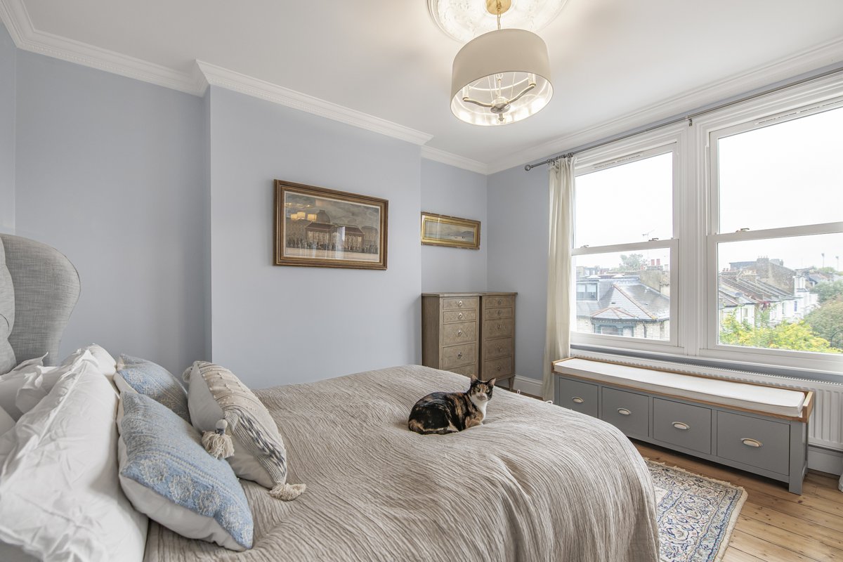 Douglas_Gordon's tweet photo. Elegant and light-filled, this 3-bed maisonette in W12 blends period charm with modern design. 1,560 sq ft over three floors with a bay-windowed reception, marble bathrooms, and a south-facing balcony.

🔗 View the listing: https://t.co/TN3smIQEB4

#shepherdsbush #forsale https://t.co/TcbgJGYTPV