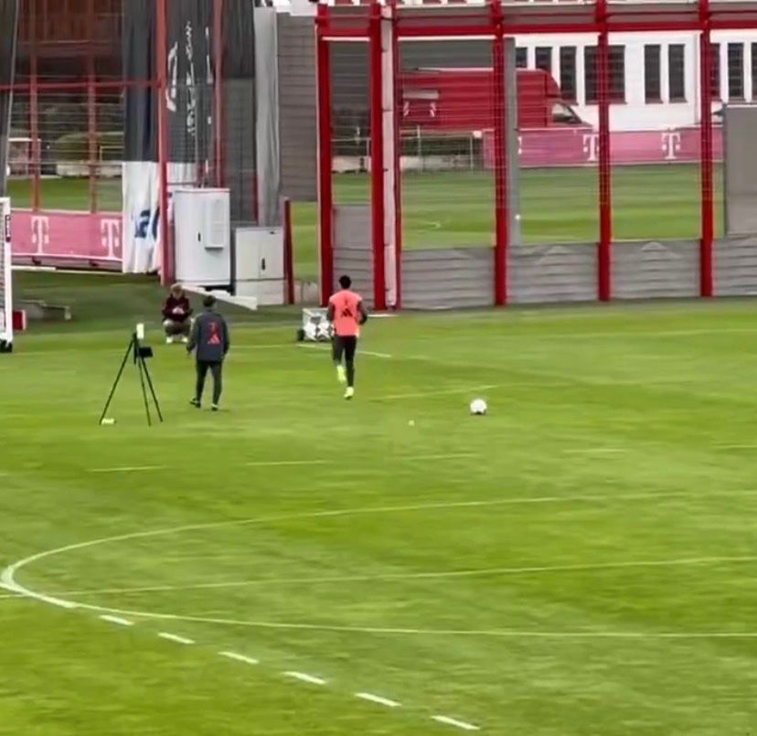 dannytobbs99573's tweet image. 🚨 𝗝𝗨𝗦𝗧 𝗜𝗡: Jamal Musiala is back training on the pitch for the first time since his Club World Cup injury.