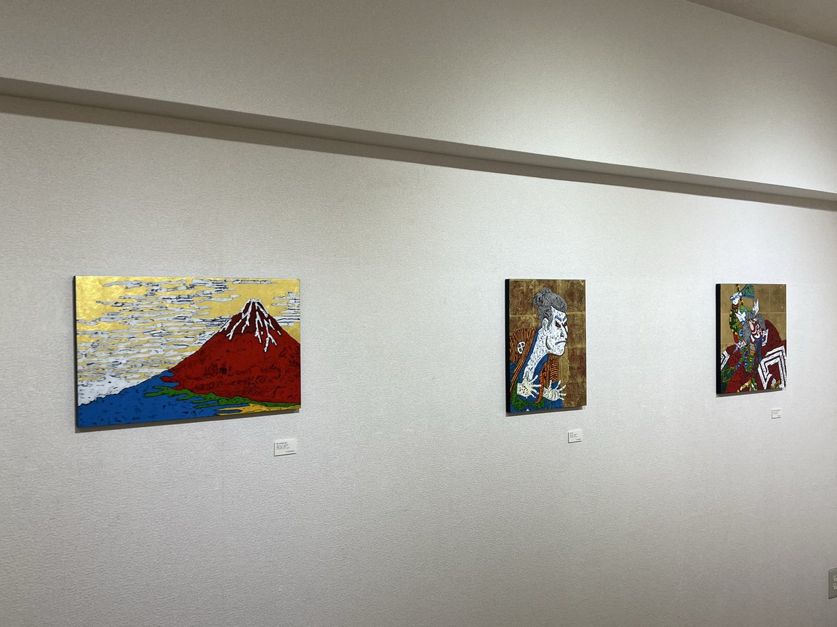 Gallery FACE TO FACEへ。北嶋勇佑 木版モノタイプ展「ほぼ名画宣言」。動物をモチーフとするモノタイプ版画を得意とする作家が制作した、東西の名画へのオマージュ。絵具を乗せた上から金箔を貼り込んだことによる、背景の複雑なテクスチャも楽しい。武蔵美版画修士修了の作家。10/26(日)まで。