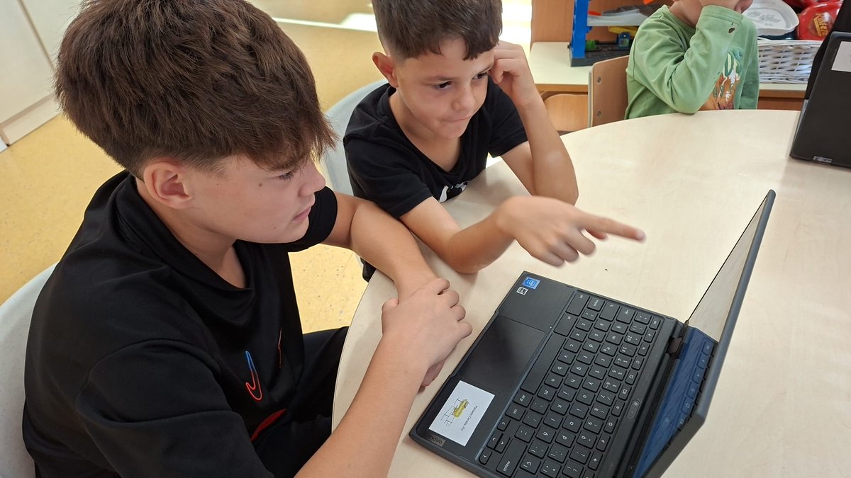 IEDMangrane's tweet image. 💻🔗 Coincidint amb la #EUCodeWeek, reprenem una de les activitats més estimades del centre: l’Apadrinament Digital!
L’alumnat de 3r d’ESO acompanya el de 1r de primària en els seus primers passos tecnològics.
Aprendre junts, créixer junts! 🤝✨
#SomMangrané #CodeWeek