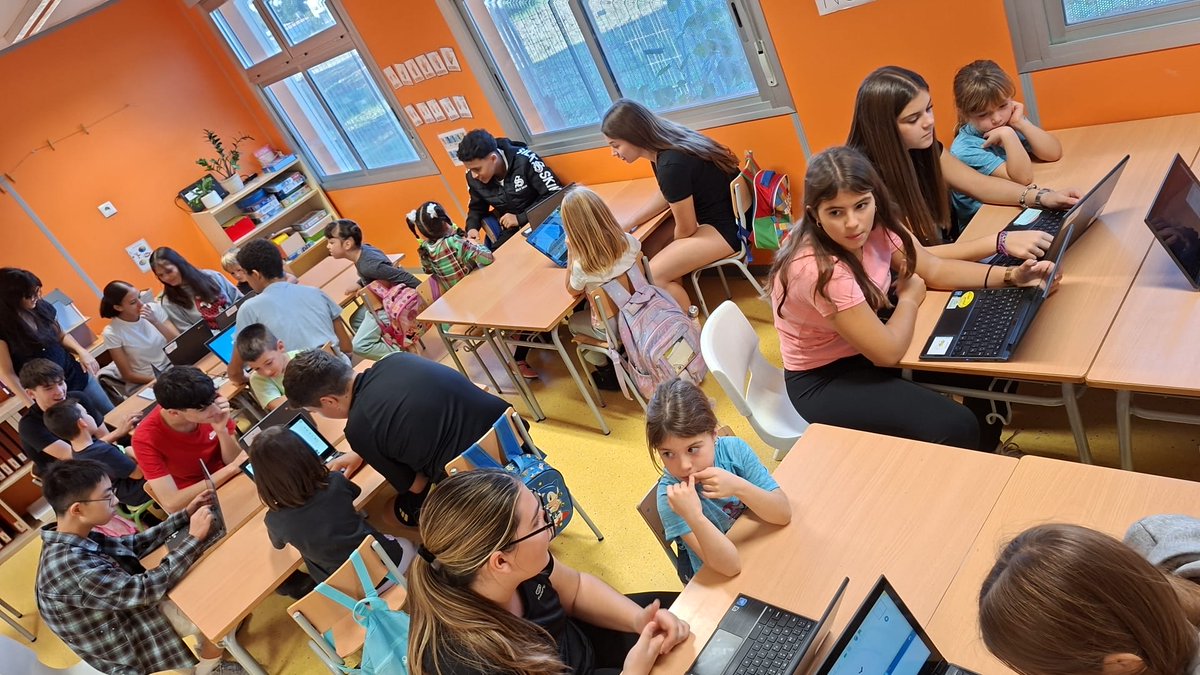IEDMangrane's tweet image. 💻🔗 Coincidint amb la #EUCodeWeek, reprenem una de les activitats més estimades del centre: l’Apadrinament Digital!
L’alumnat de 3r d’ESO acompanya el de 1r de primària en els seus primers passos tecnològics.
Aprendre junts, créixer junts! 🤝✨
#SomMangrané #CodeWeek