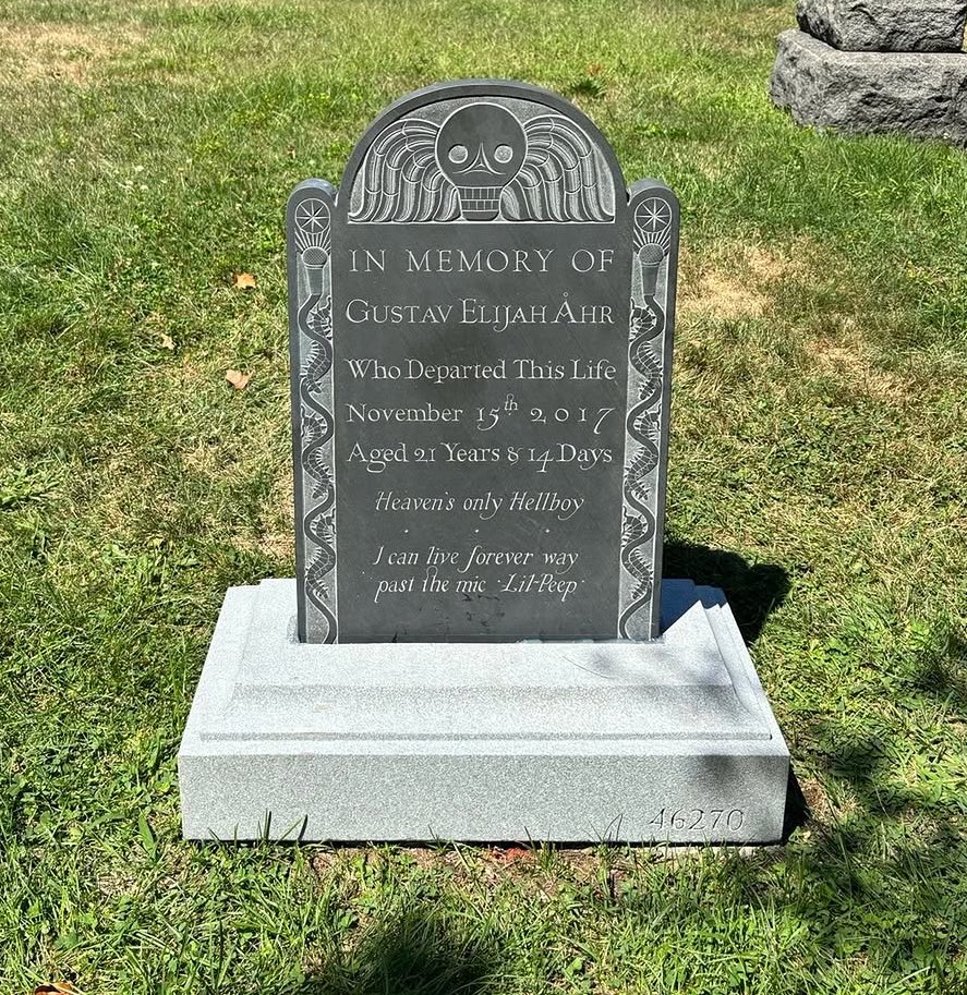 Lil Peep’s gravestone has now been installed in Greenwood Cemetery in Brooklyn 🖤