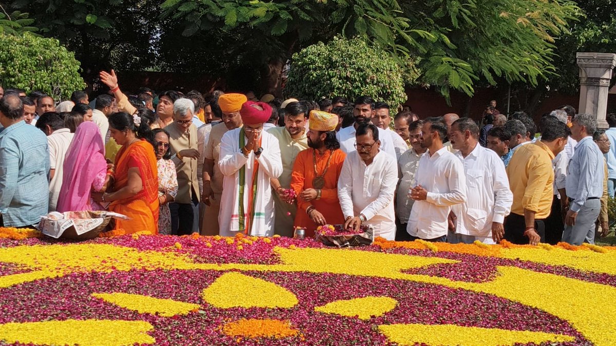🔥ऐतिहासिक पीलूपुरा समझौते 🔥को लेकर 
आज 140 वें दिन गुर्जर आरक्षण समिति अध्यक्ष आदरणीय <a href="/VijaySBainsla/">विजय बैंसला | Vijay Bainsla</a>  जी ने
 पूर्व सीएम भैरोसिंह शेखावत जी की जयंती पर पुष्प अर्पित कर reet 233,372, व शहीद परिवार की नियुक्ति की माँग की 
🙏🙏🙏
घन्य हो युग पुरुष 

#पीलूपुरा_समझौता