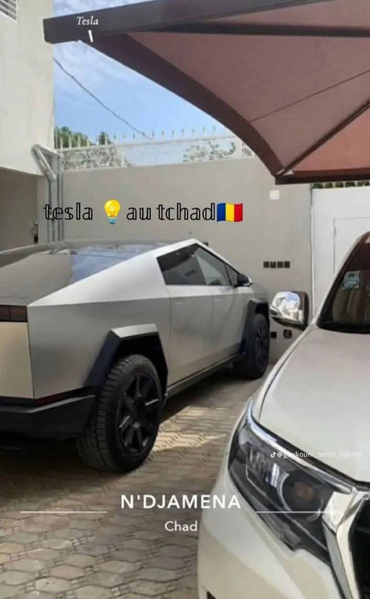 صور تظهر وصول سيارة <a href="/Tesla/">Tesla</a> تيسلا الكهربائية المملوكة للملياردير <a href="/elonmusk/">Elon Musk</a> حيث تظهر ضعف السيارة للبيئة الجغرافية في تشاد مقارنة مع سيارات تويوتا