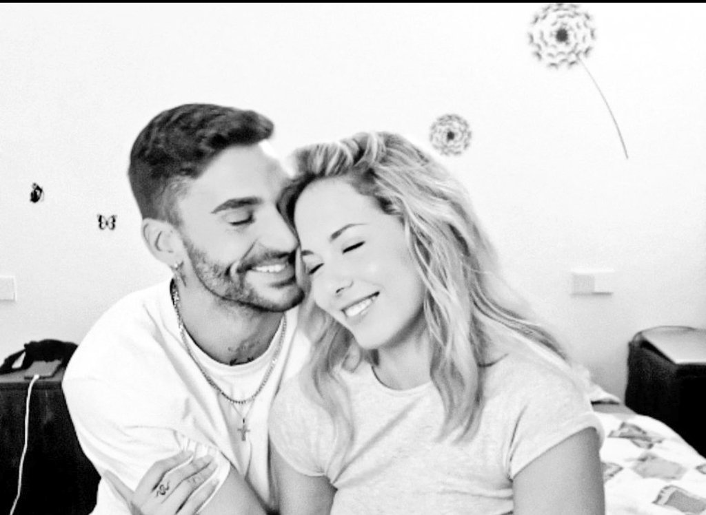 "No estaba en mis planes quererte tanto. Supongo que así es como empiezan las mejores historias, porque sin buscarlo contigo ya lo tengo todo".
#ViolediMTMAD36