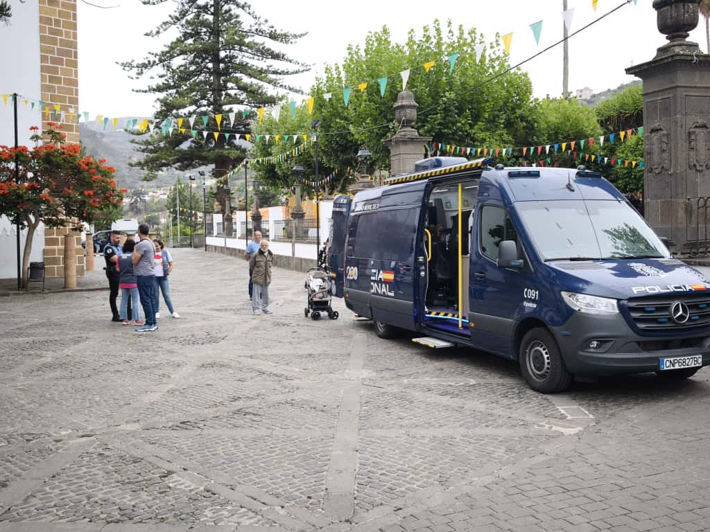 policia's tweet image. 📢 Hoy ha comenzado a funcionar el servicio del #VIDOC en #Canarias

El municipio de #Teror (#GranCanaria) ha sido el primero en estrenarlo, con la primera familia usuaria del servicio 🏡

📸 Fotos cedidas por @canarias7