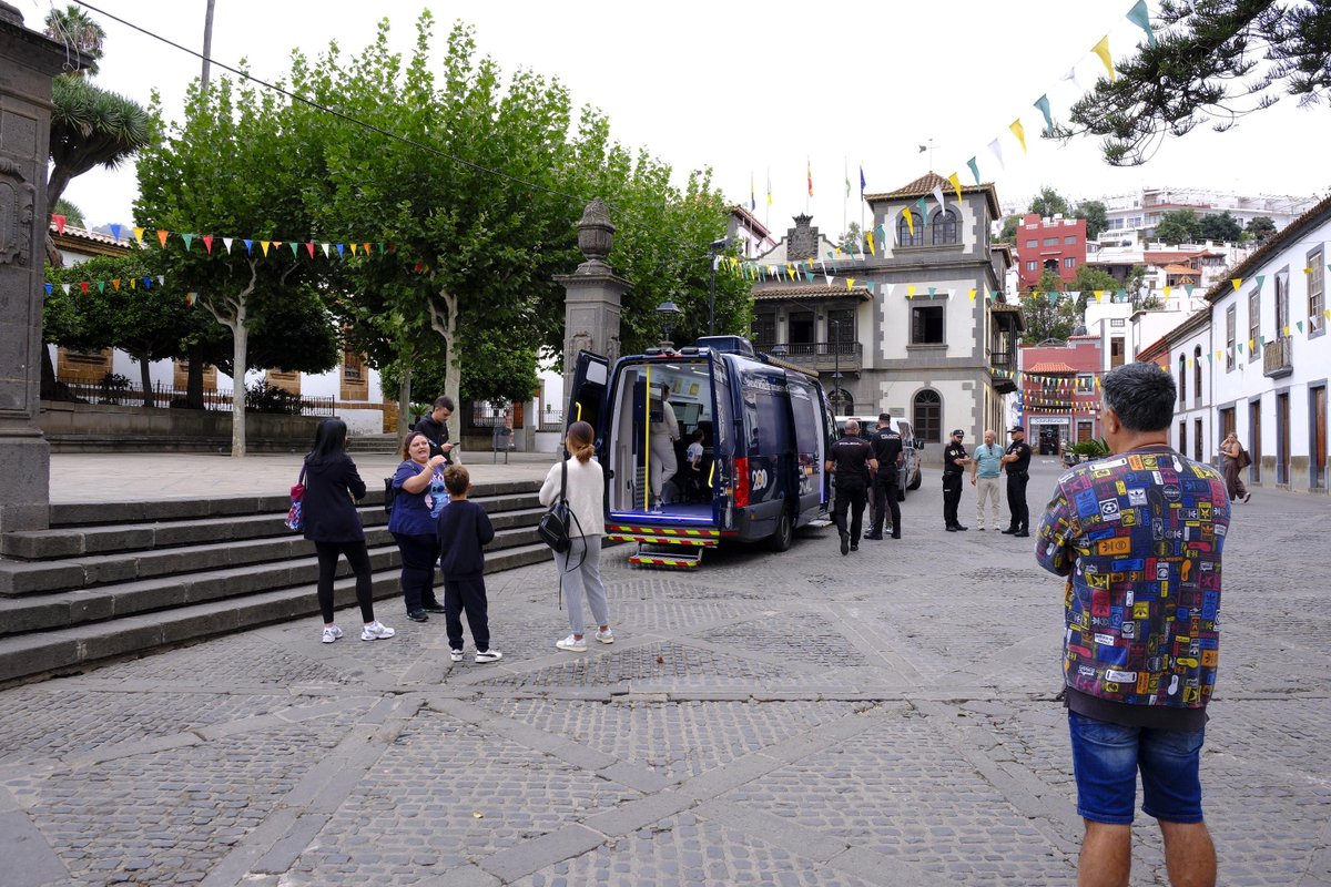 policia's tweet image. 📢 Hoy ha comenzado a funcionar el servicio del #VIDOC en #Canarias

El municipio de #Teror (#GranCanaria) ha sido el primero en estrenarlo, con la primera familia usuaria del servicio 🏡

📸 Fotos cedidas por @canarias7