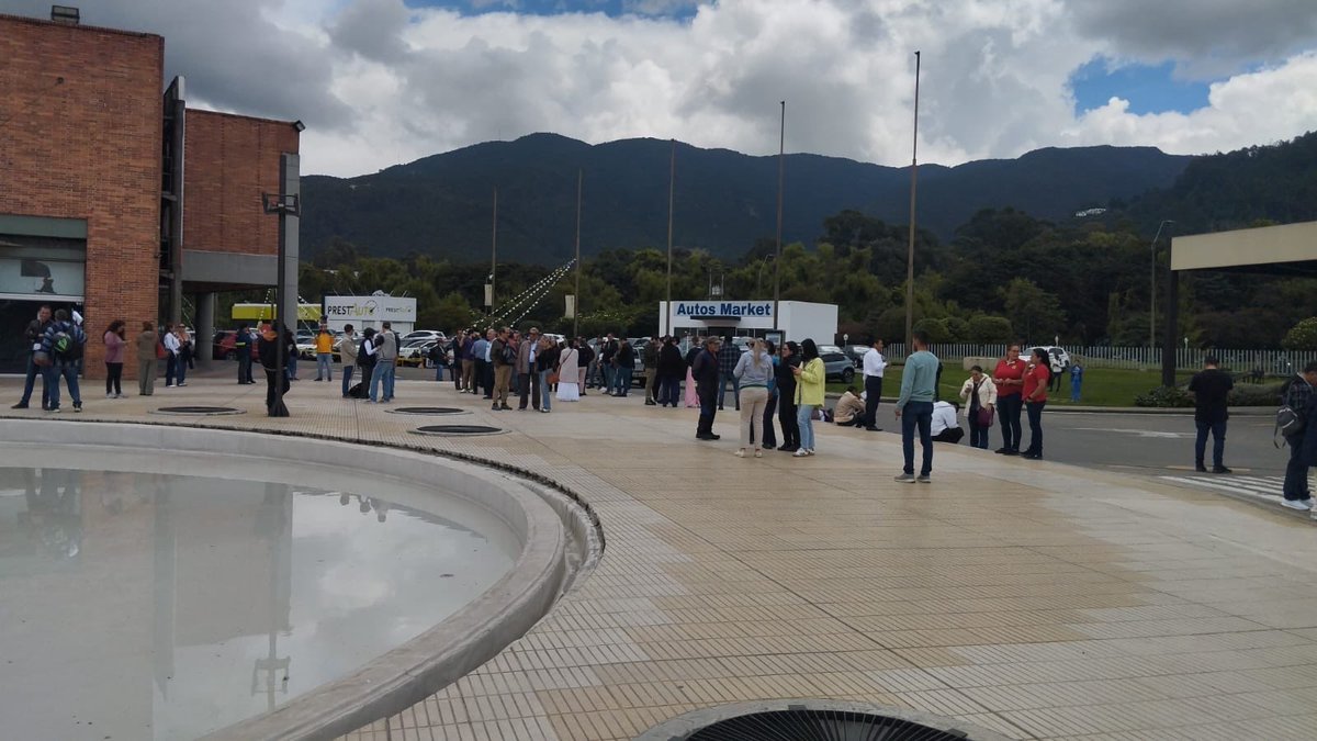 ¡Ayer en el Centro Comercial Bima nos unimos al #SimulacroNacional! 🚨💙
Aprendimos juntos la importancia de conocer las rutas de evacuación y actuar con calma ante una emergencia.
¡Estar preparados también es cuidarnos! 🙌
#SimulacroBogotá #CCBima