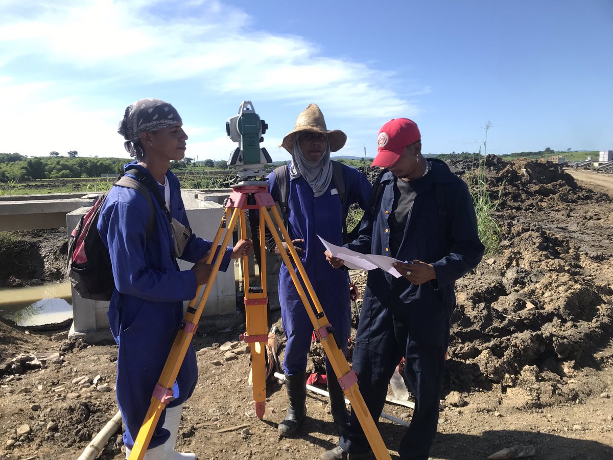 ktamayo428's tweet photo. @BeatrizJUrrutia y @ManuelFalconH intercambiaron con los trabajadores de la obra del parque fotovoltaico Rafael Reyes del municipio San Luis. 
Se realizó el levantamiento de las necesidades de los obreros y la construcción.

@TurquinoTeVe 
@santiaguerisima 
@moritastgo https://t.co/8s427mc0qo