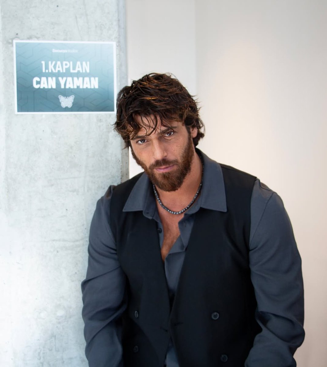 Post IGS : #CanYaman e #Secuyastudios 

📢 Temos um anúncio importante! 
📍🇪🇸 Estamos trabalhando com #CanYaman no que será seu primeiro projeto em espanhol e sua primeira série filmada na Espanha. 
A história combina emoção, ação e intriga, com um agente secreto traído que