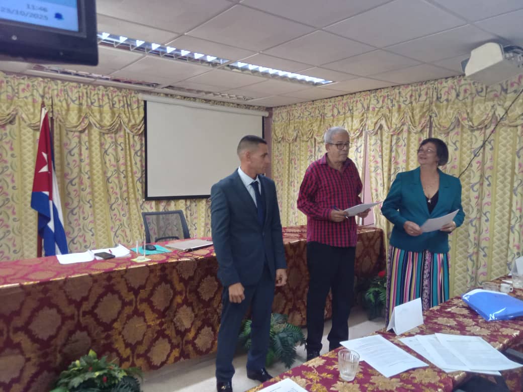 Linda mañana para disfrutar en #EducaciónGranma. Defiende su tesis doctoral Yoander Lahera Vázquez, docente del municipio Yara. Felicidades por la brillante exposición.
<a href="/naimatrujillob/">Naima Ariatne Trujillo Barreto</a> <a href="/YudelkisOrtizB/">Yudelkis Ortiz Barceló</a> <a href="/YanetsyTerry/">Yanetsy Terry Gutiérrez</a> <a href="/dpegranma/">Dirección General de Educación, Granma, Cuba</a> #ProvinciaGranma #CubaMined #FidelPorSiempre