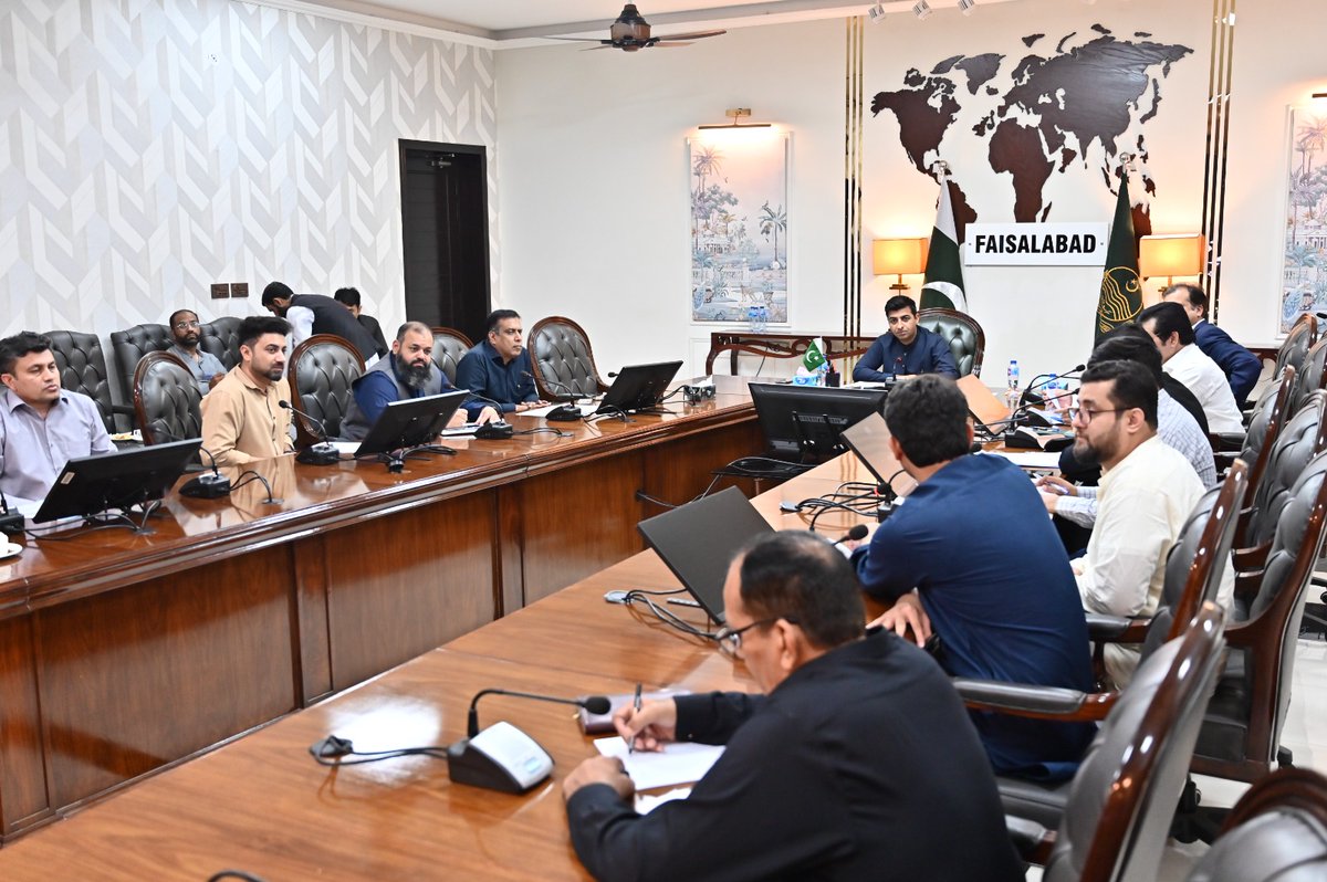 ڈپٹی کمشنر کیپٹن (ر)ندیم ناصر ڈویلپمنٹ ریویو کمیٹی کے اجلاس کی صدارت کررہے ہیں

<a href="/MaryamNSharif/">Maryam Nawaz Sharif</a> 
<a href="/TeamMNSharif/">Team MNS</a> 
<a href="/GovtofPunjabPK/">Government of Punjab</a>  
#GovtOfPunjab #CSPunjab #CMpunjabofficial #CMPunjab #DCFaisalabad #deputycommissionerfaisalabad #Faisalabad