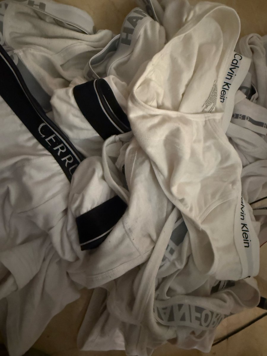 MagnaNgBrief's tweet photo. Before laundry .. #Cerruti1881 #CalvinKlein #hanford #benchbrief #whitebrief #brieffetish https://t.co/EQpG8PGkeU