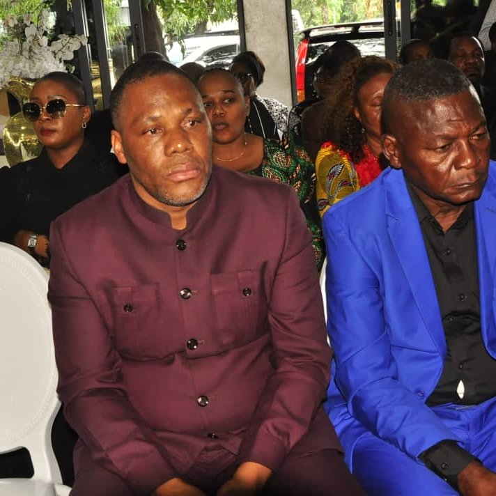 LE SG DE LA FECOFA, JEAN-MARIE MBUYI KALONJI, REND HOMMAGE A L'ANCIEN INTERNATIONAL ROGER LUKAKU CONDUIT EN SA DERNIERE DEMEURE CE JEUDI 23.10
lamongalardc.com/le-sg-de-la-fe…