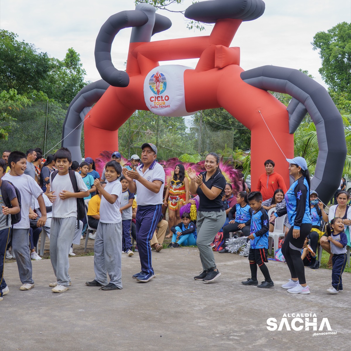 Con gran entusiasmo se desarrolló el último CicloTour “Sacha Renace” 2025, una jornada llena de energía, deporte y unión familiar.
El recorrido inició en los exteriores del Gobierno Parroquial Tres de Noviembre y culminó en el centro turístico Yakuruna.