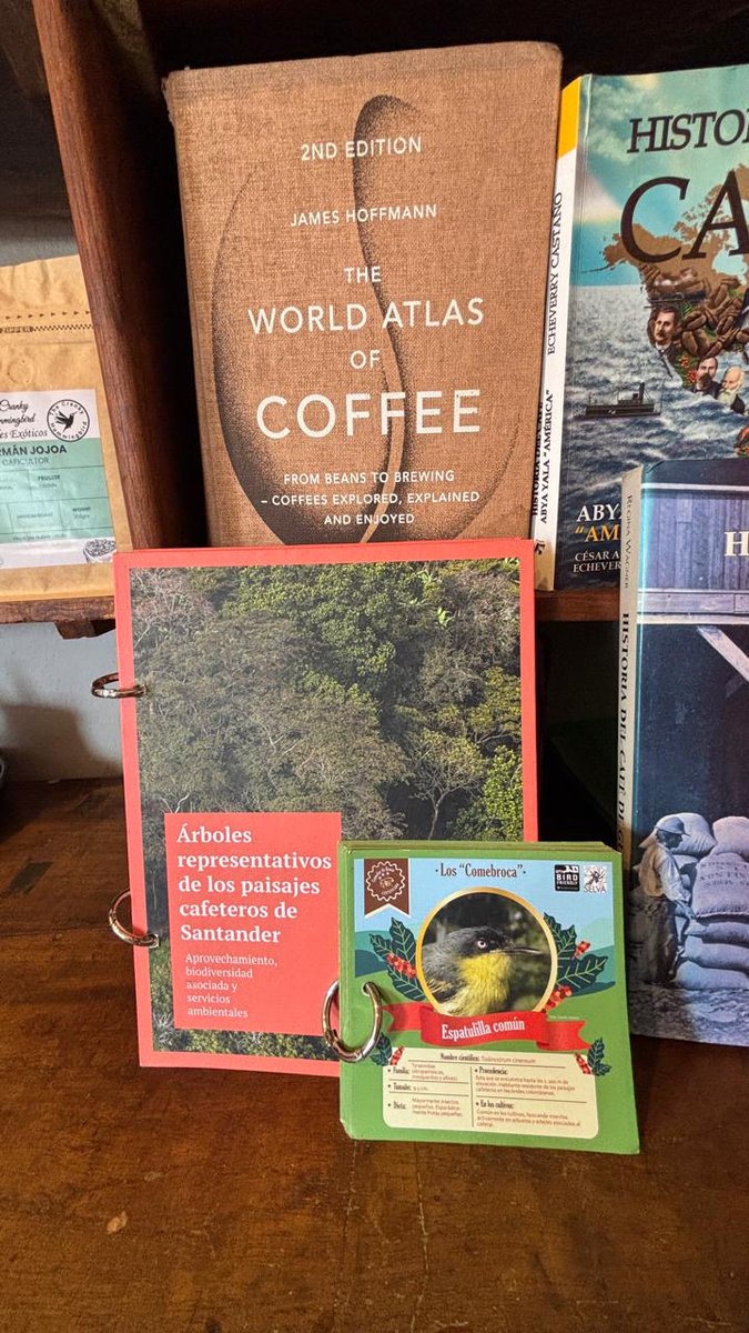 La información sobre los beneficios de la biodiversidad para la caficultura deben estar al alcance de todos los actores de la cadena de valor, como tostadores y compradores. Nuestros materiales de sensibilización presentes en #TheCrankyHummingbird, Barichara. #DrinkBirdFriendly