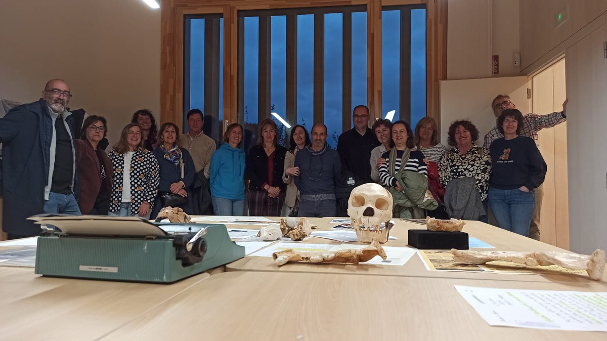 Para celebrar el #DíaDeLasBibliotecas2025, pudimos visitar el archivo y la biblioteca del #CentrodeInvestigacionEmilianoAguirre, de <a href="/FATAPUERCA/">FUNDACION ATAPUERCA</a>. Una visita memorable, gracias a Mariví, por su dedicación y su buen hacer. ¡Gracias por mostrarnos tan bien vuestro trabajo!