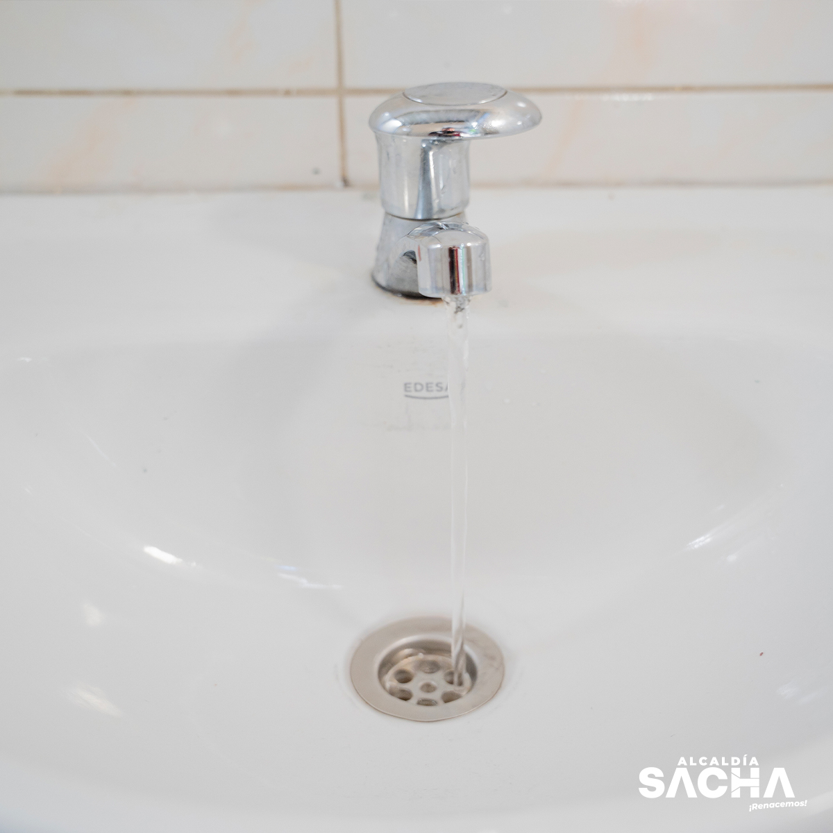 Con gran entusiasmo, la alcaldesa Lizeth Hinojosa entregó Unidades Básicas Sanitarias, pozos de agua, un tanque elevado y un filtro purificador a las familias de la comunidad El Esfuerzo, en la parroquia Tres de Noviembre.