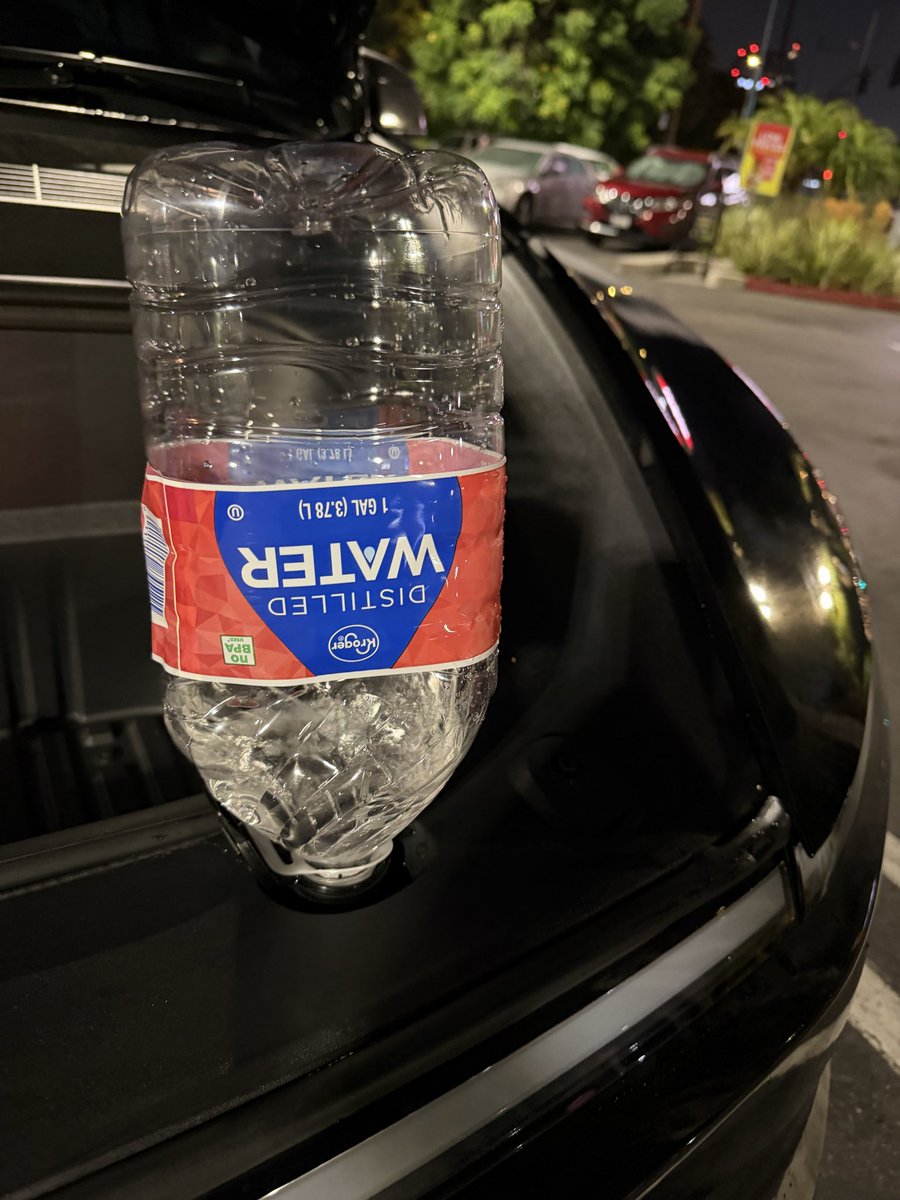 BLKMDL3's tweet image. First maintenance on my new Model Y after 5,345 miles.

…added a $1 bottle of distilled water to the washer fluid tank. How will I ever afford this?!

(and yes, it’s fine since I don’t live in a cold climate)