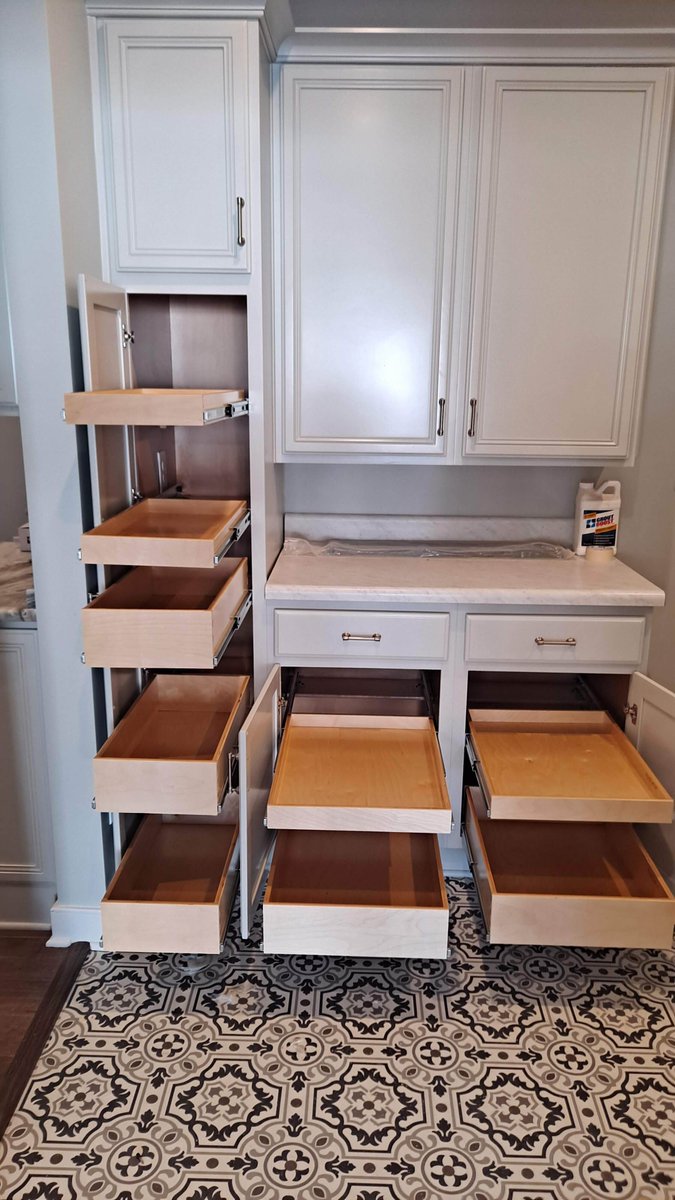 ShelfGenieVa's tweet image. Revamp your pantry with these smooth pull-out shelves! 🏡 Check out this stunning upgrade—easy access, max space. Book a free consult here: shelfgenie.com/bookonline/

#ShelfGenieVA #KitchenOrganization #utilityroom