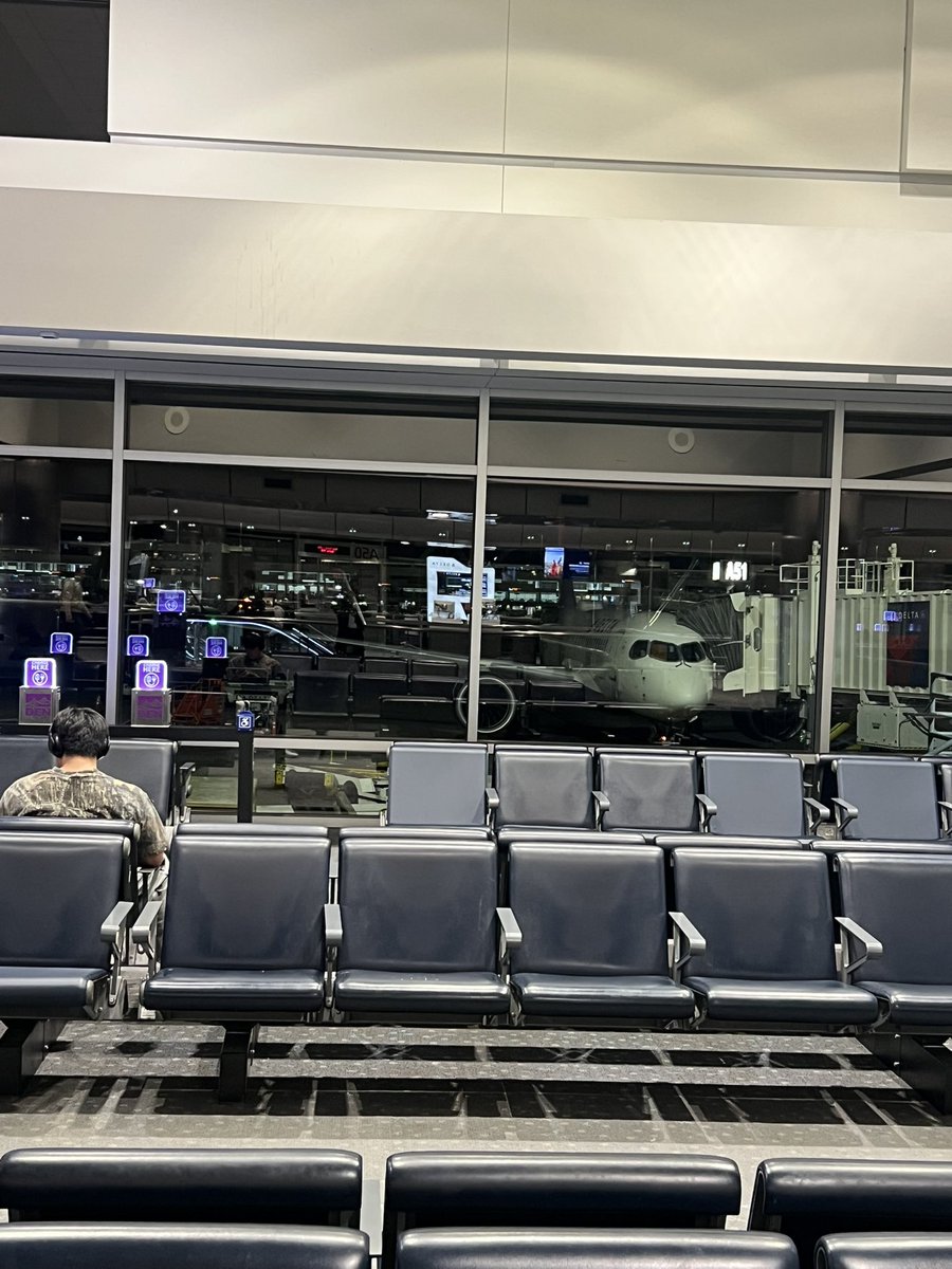 bitcoinbasha's tweet image. biggest myth abt @ycombinator
we just sell to each other to make up for huge arr before demo day. total bs.
my 4th flight out of SFO this month.
in my batch, 60% of us have flown 2+ times in 4 weeks. some founders are legit eyeing airport-adjacent apts lol