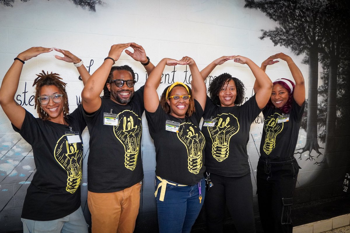 Family_League's tweet image. 💡 Today we join programs nationwide celebrating 26 years of #LightsOnAfterschool!

On Oct 10, all our funded partners’ OST Site Managers + Lead Agency Oversight came together for PD to gear up, share ideas, and take the #LightbulbChallenge!

Together we’re lighting Baltimore! ✨…