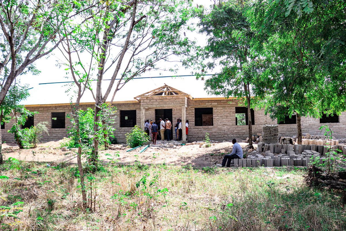 BariadiDC's tweet image. Ujenzi wa bweni la wanafunzi unaendelea Mwamlapa Sekondari kupitia ufadhili wa TASAF kwa gharama ya Tsh 165.5M.
✅ Upauaji umekamilika, kazi ya ufungaji bodi na plasta inaendelea.
#Bariadi #TASAF #ElimuBora #UjenziUnaoendelea