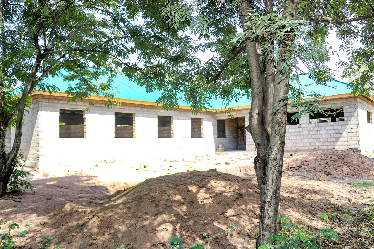 BariadiDC's tweet image. Ujenzi wa bweni la wanafunzi unaendelea Mwamlapa Sekondari kupitia ufadhili wa TASAF kwa gharama ya Tsh 165.5M.
✅ Upauaji umekamilika, kazi ya ufungaji bodi na plasta inaendelea.
#Bariadi #TASAF #ElimuBora #UjenziUnaoendelea