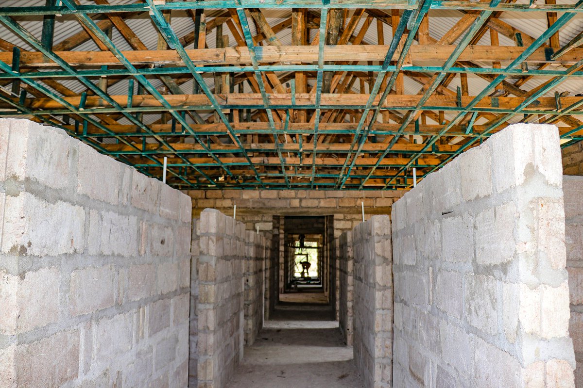 BariadiDC's tweet image. Ujenzi wa bweni la wanafunzi unaendelea Mwamlapa Sekondari kupitia ufadhili wa TASAF kwa gharama ya Tsh 165.5M.
✅ Upauaji umekamilika, kazi ya ufungaji bodi na plasta inaendelea.
#Bariadi #TASAF #ElimuBora #UjenziUnaoendelea